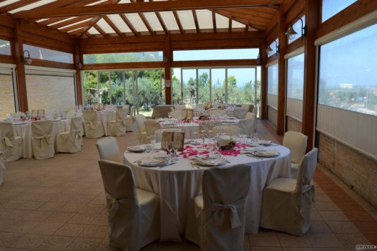 Allestimento per matrimonio nel portico con vista panoramica