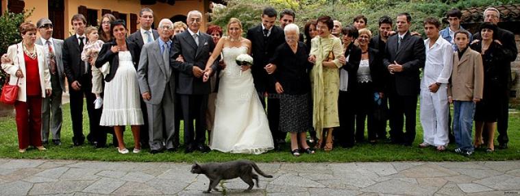 Foto in stile reportage degli sposi con gli invitati