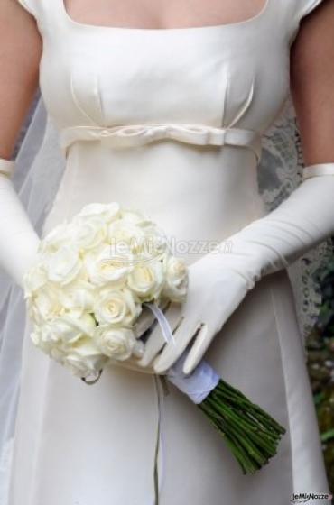 Abiti da sposa con guanti e fiocco sotto il seno