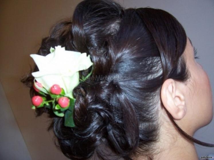 Acconciatura per la sposa con rosa bianca