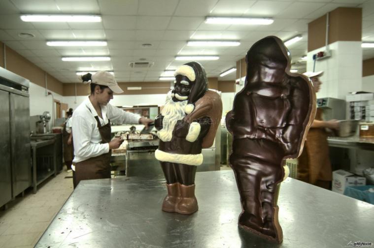 I maestri pasticceri al lavoro nel laboratorio