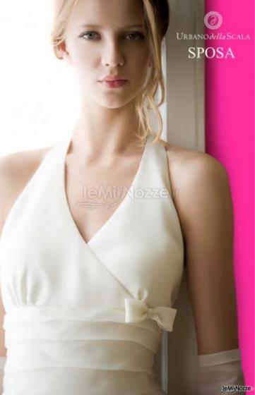 Abito da sposa con scollo a V e fiocchetto sul lato