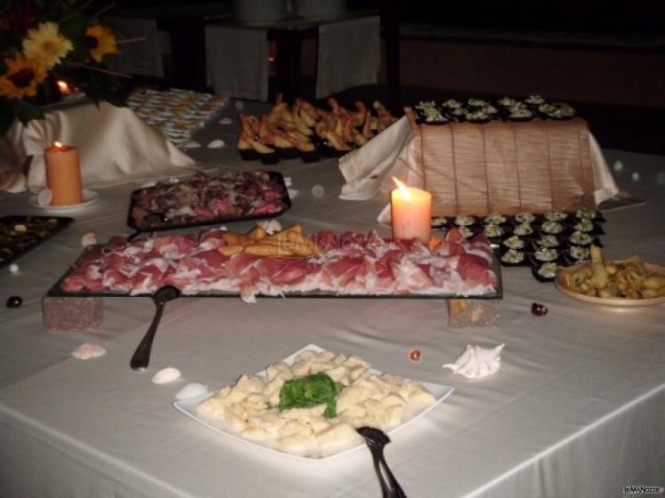 Allestimento tavoli con petali e candele