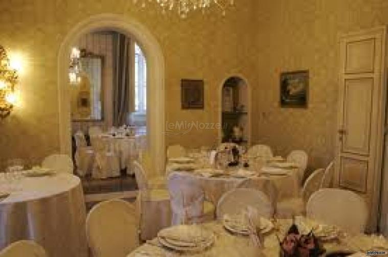 Tavoli elegantemente allestiti per il ricevimento di matrimonio