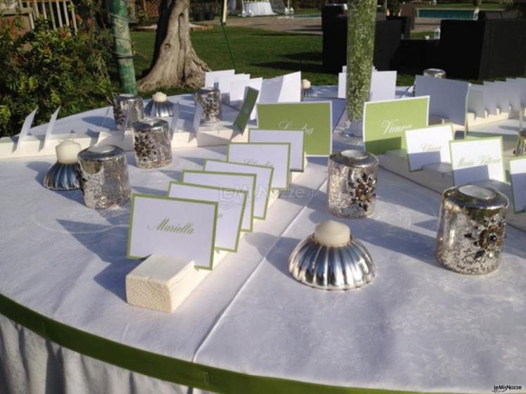 Il tavolo della confettata per un matrimonio all'aperto
