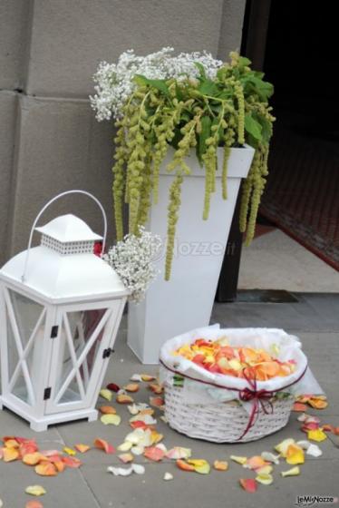Matrimonio allestimento esterno.
 - L'angolo Fiorito