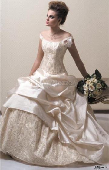 Abito da sposa salmone con gonna vaporosa in raso e tessuto macramè