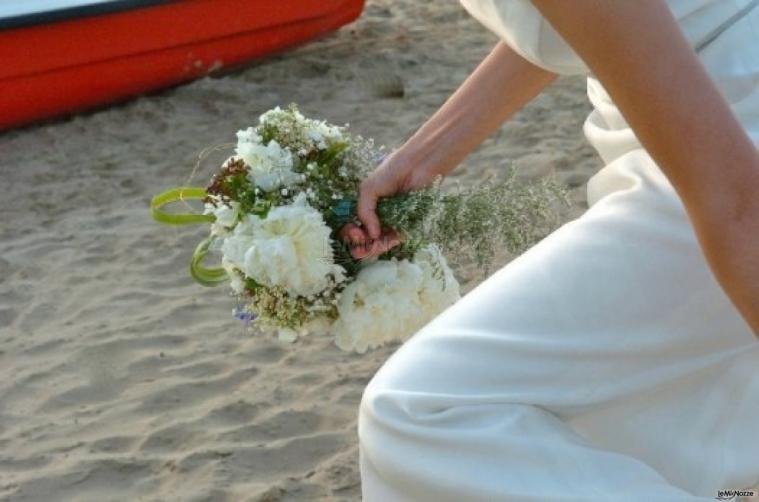 Bouquet di fiori bianchi per la sposa