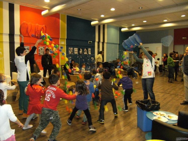 Giochi con la musica e palline colorate - Associazione Officina dei sogni