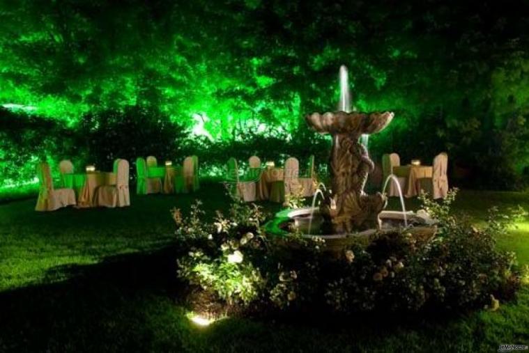 Giardino con fontana della location di nozze