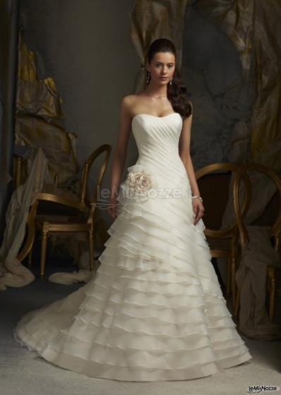 Abito da sposa dalla gonna a balze e dai ricami pregiati