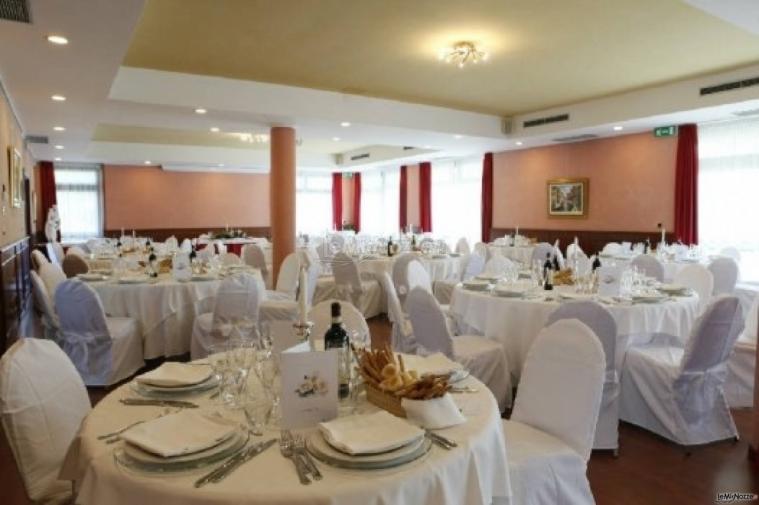 Sala del ristorante allestita per il ricevimento di matrimonio