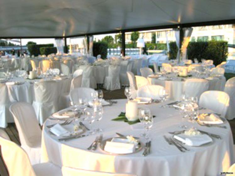 Tavoli esterni allestiti per il pranzo di matrimonio