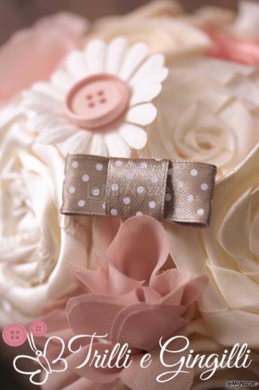 Bouquet realizzato con fiori di stoffa, bottoni, fiocco pois