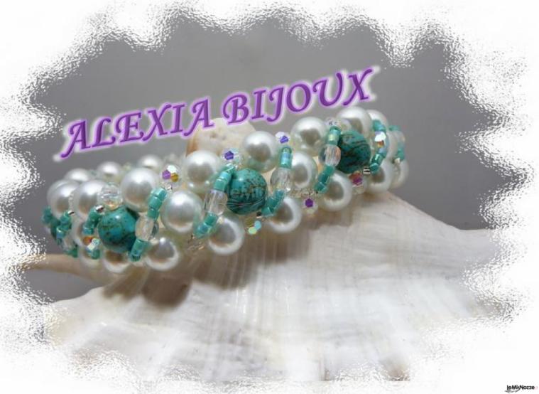 Bracciale importante perle bianche e perle di turchese impreziosito da cristalli.