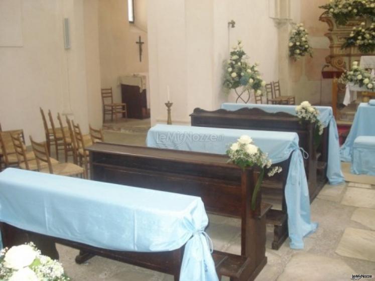 Banchi con i fiori per la cerimonia di nozze
