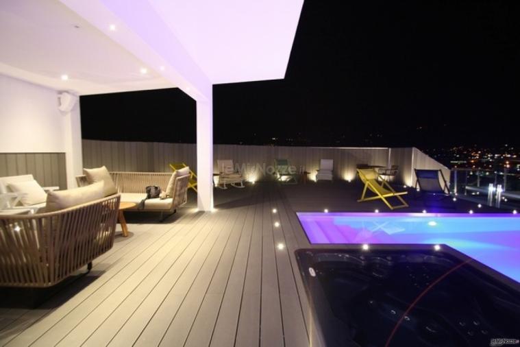 Terrazza panoramica della location con piscina