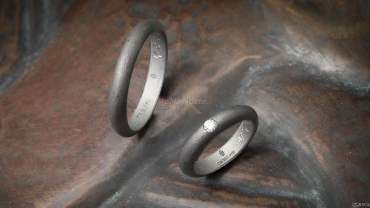 Fedi in titanio