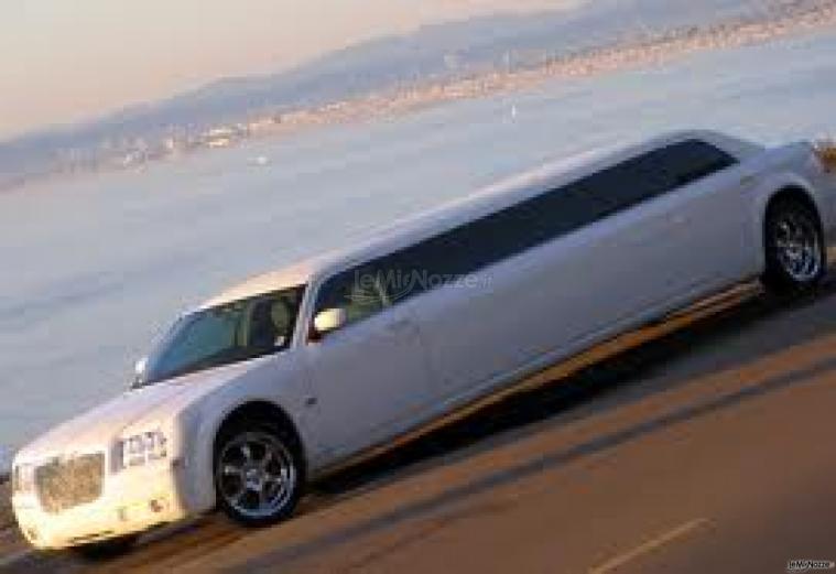Maurices Cars Autonoleggi - Limousine bianca