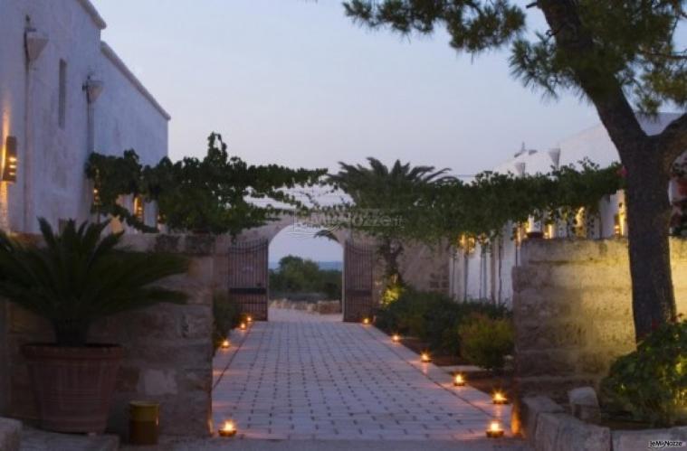 Masseria Torre Maizza - Corridoio illuminato al tramonto per accedere al ristorante
