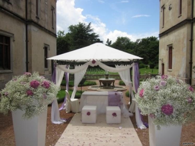 Allestimento per la celebrazione del matrimonio nel giardino del Castello nella Corte degli Stemmi