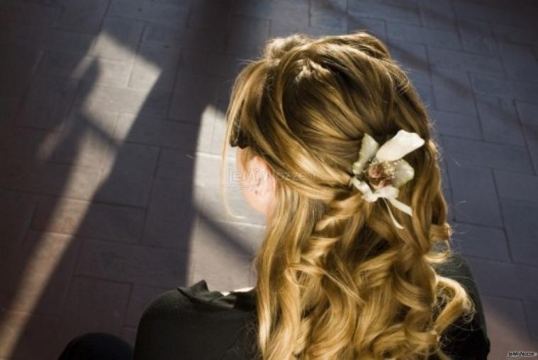Acconciatura con fiore per il matrimonio