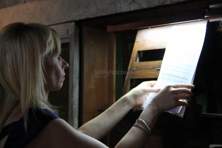 La pianista si prepara per suonare al matrimonio