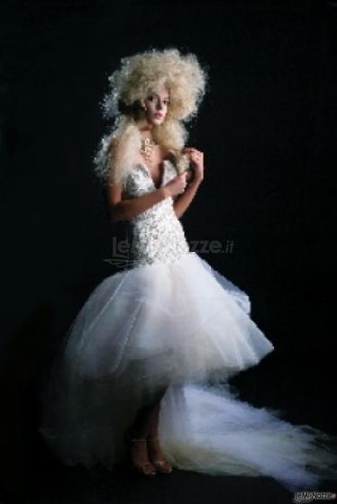 Collezione Unique - Abito da sposa in shantung con lavorazione in pizzo e paiette color oro e gonna completamente in tulle. Euro 1.600