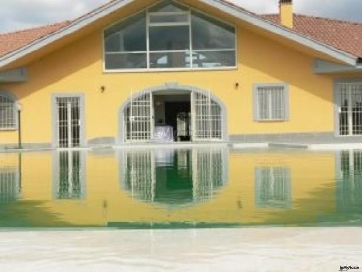 Ricevimento di matrimonio a bordo piscina