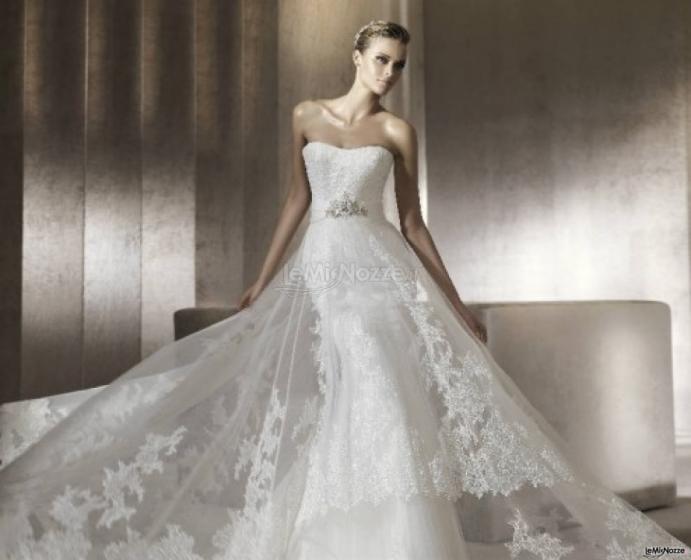 Abito da sposa con cinta preziosa e velo sulla gonna a tubino - Modello Pompeya di Pronovias