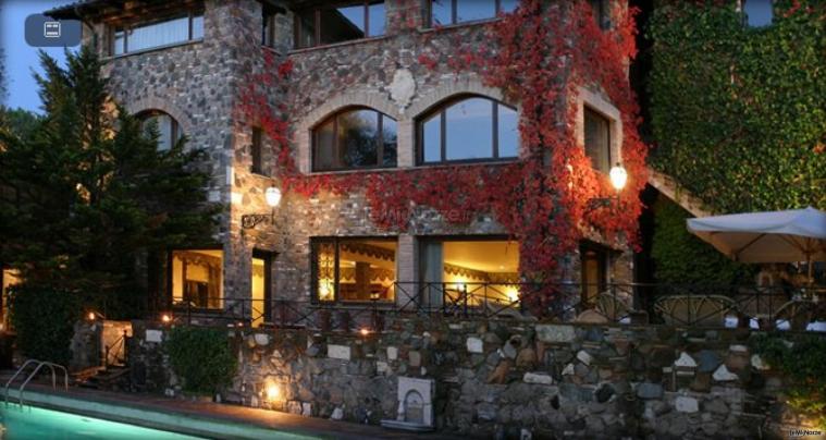 La location avvolta da foglie rosse