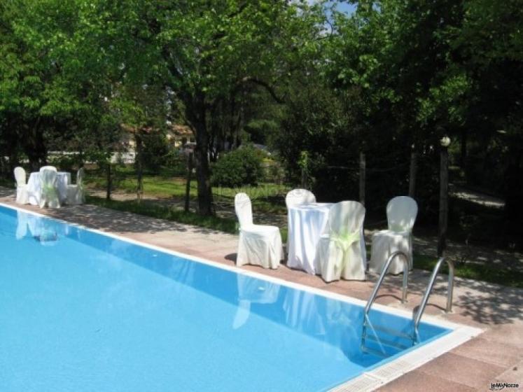 Aperitivo di nozze a bordo piscina