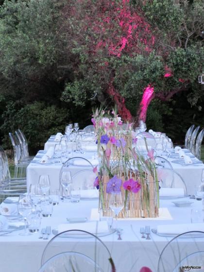 Centrotavola con orchidee lilla e illuminazione d'atmosfera