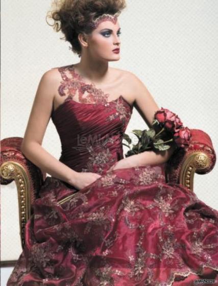 Abito da sposa rosso borgogna con dettagli in bronzo disponibile da Le Spose di Bea