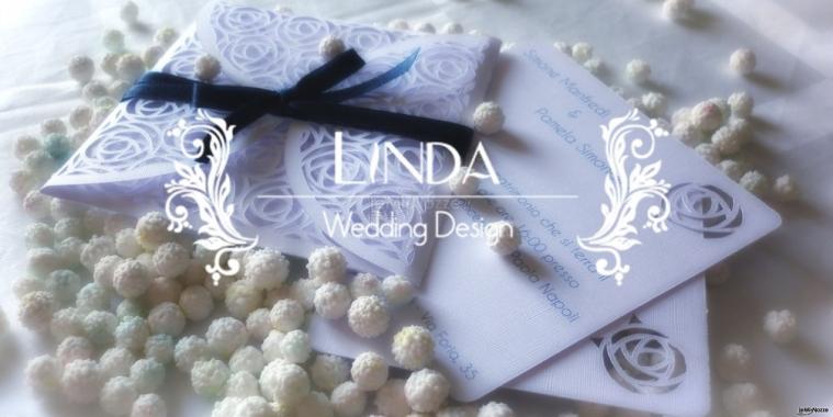 Partecipazione originale fatta a mano con carta lino nei colori del bianco e del blu notte.
Il porta partecipazione interamente fatto a mano rappresenta la chiusura dei petali è interamente decorato con un motivo che richiama la rosa. All'interno si lasc