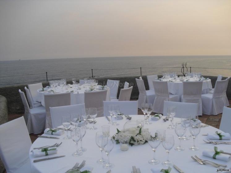 Allestimento total white per il matrimonio in riva al mare