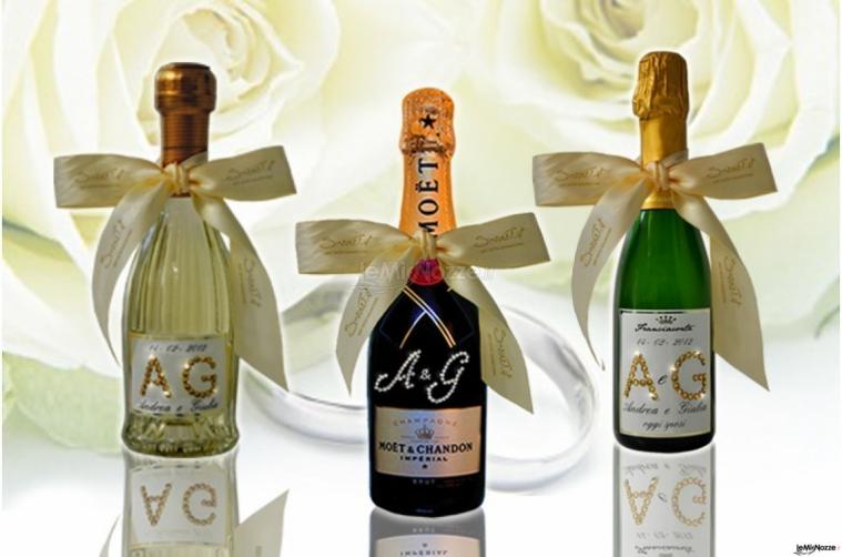 Bottiglie bomboniere per il matrimonio personalizzate con le iniziali degli sposi