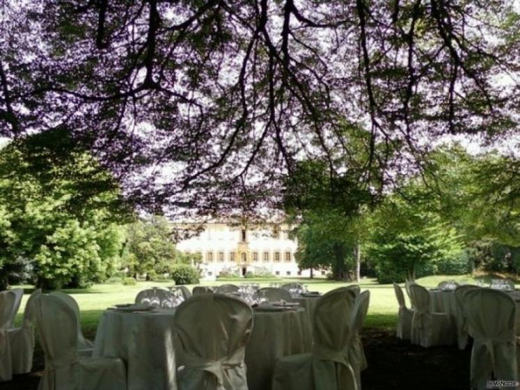 Ricevimento di matrimonio in giardino