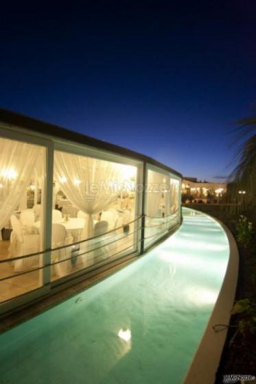 Sala con piscina intorno