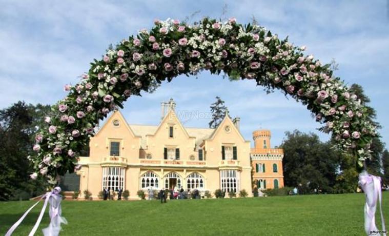 Arco di fiori per la cerimonia in giardino