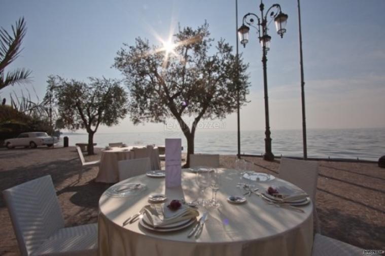 Allestimento del matrimonio vista lago