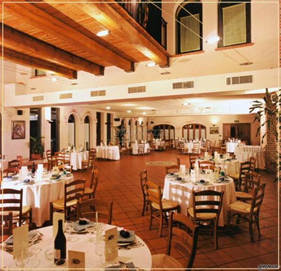 Ampia sala rustica con travi a vista