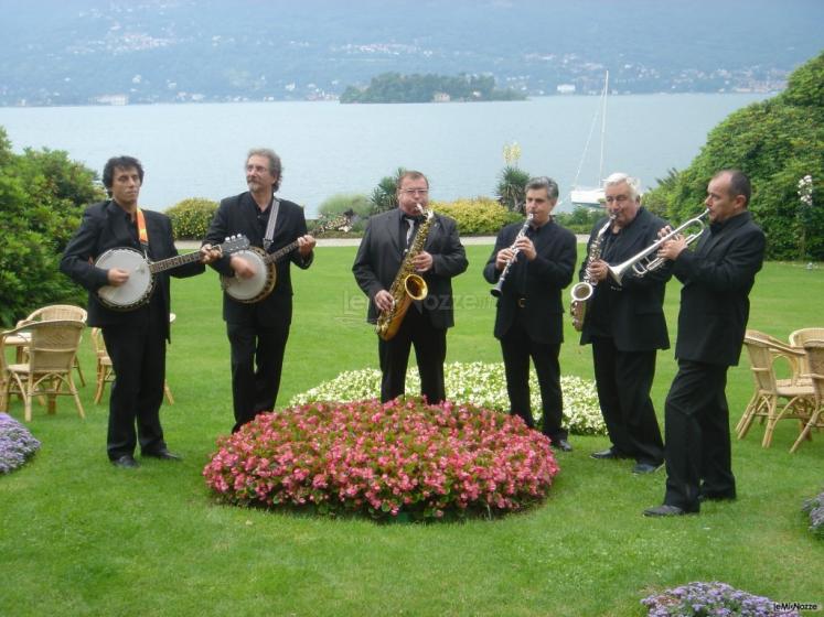 Band durante un'esibizione ad un matrimonio in giardino