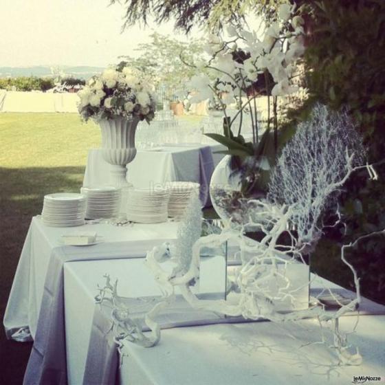 Allestimento total white per il tavolo del buffet
