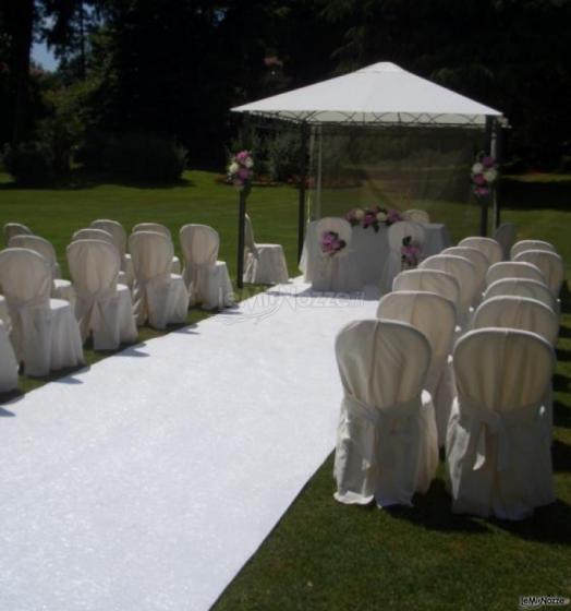 Allestimento per la celebrazione  del rito civile nel giardino del Castello