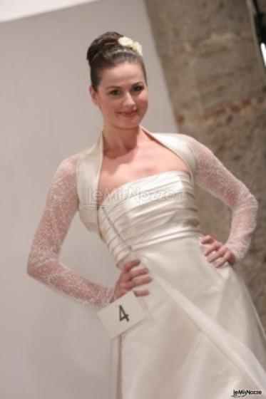 Abito da sposa con coprispalle