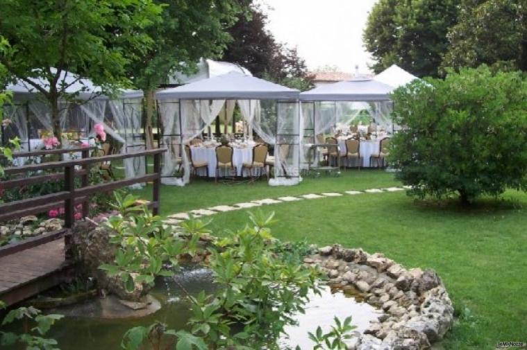 Matrimonio in giardino sotto il gazebo