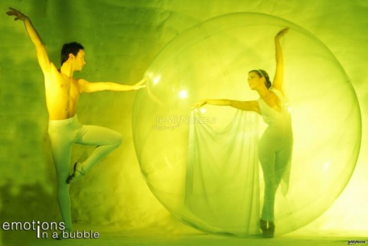 Spettacolo di danza dentro un involucro trasparente