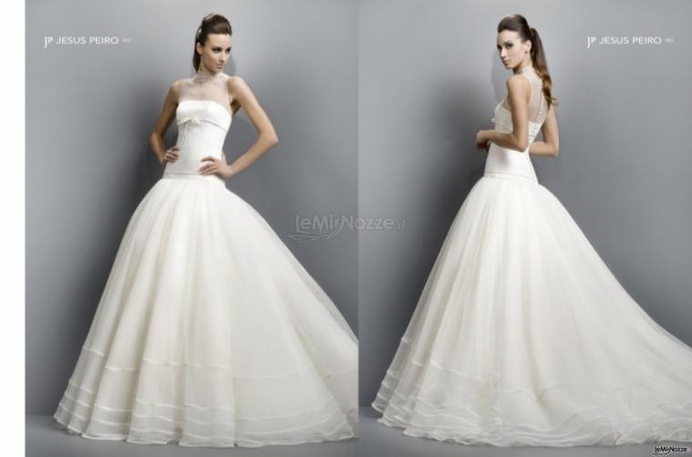 Abito da sposa con corpetto lungo sui fianchi