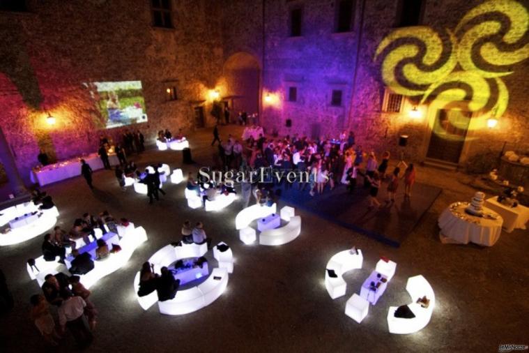 Arredo luminoso per il ricevimento di matrimonio all'aperto